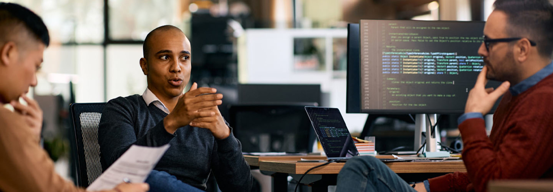 Coworkers discussing solutions at the office