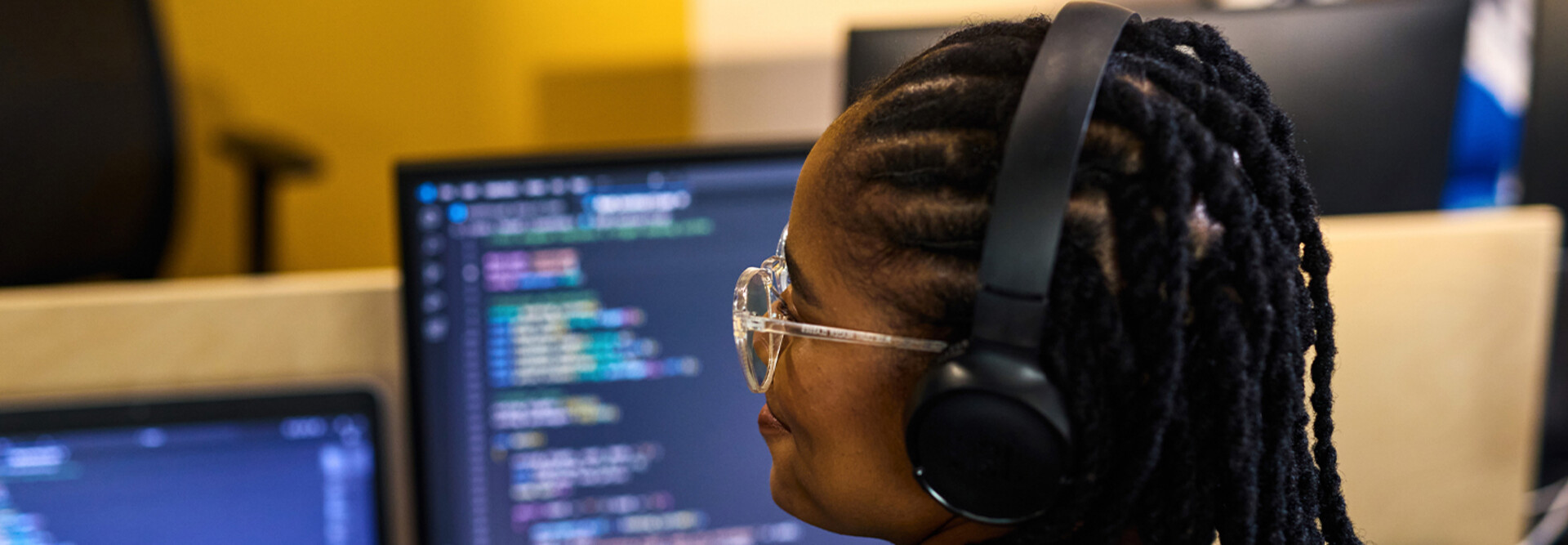 Person coding pixdeluxe