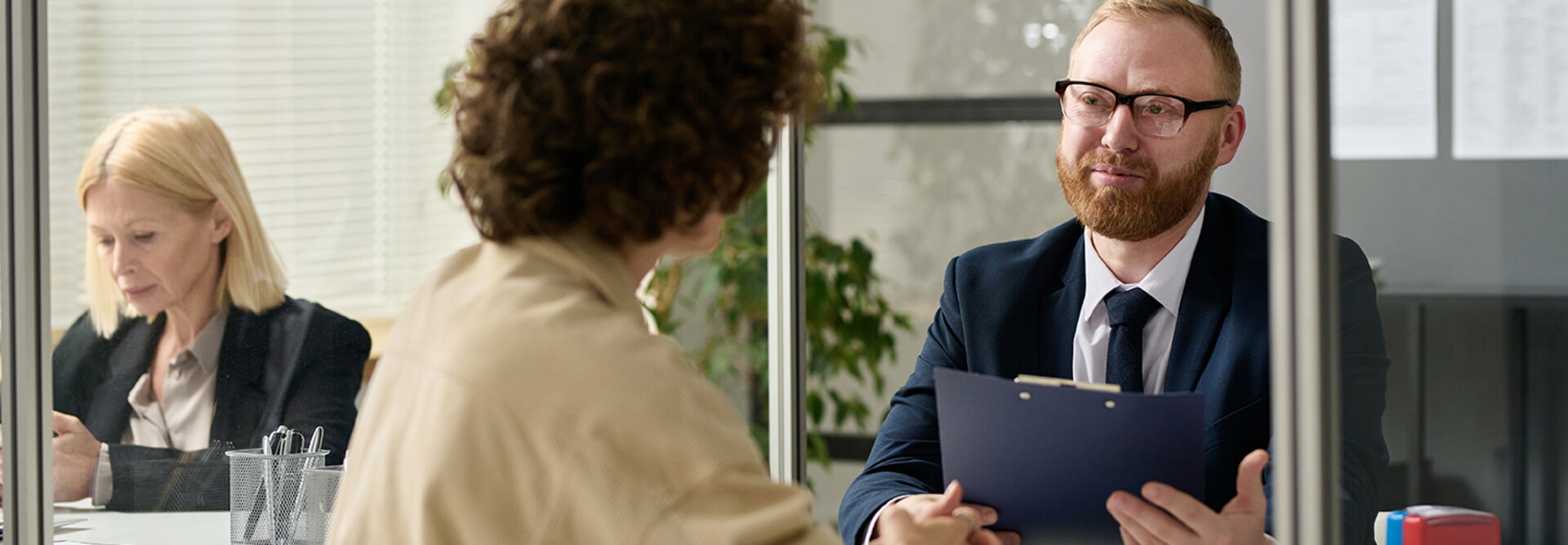 Consultant talking to a woman