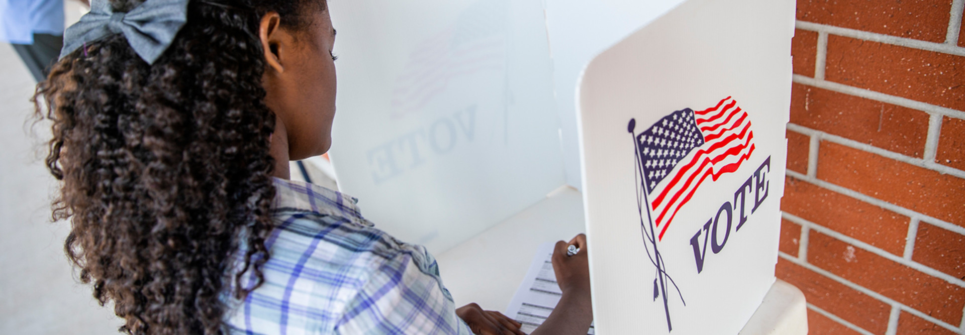 Young black woman voting 