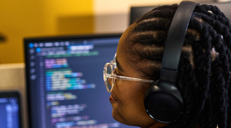 Person coding pixdeluxe
